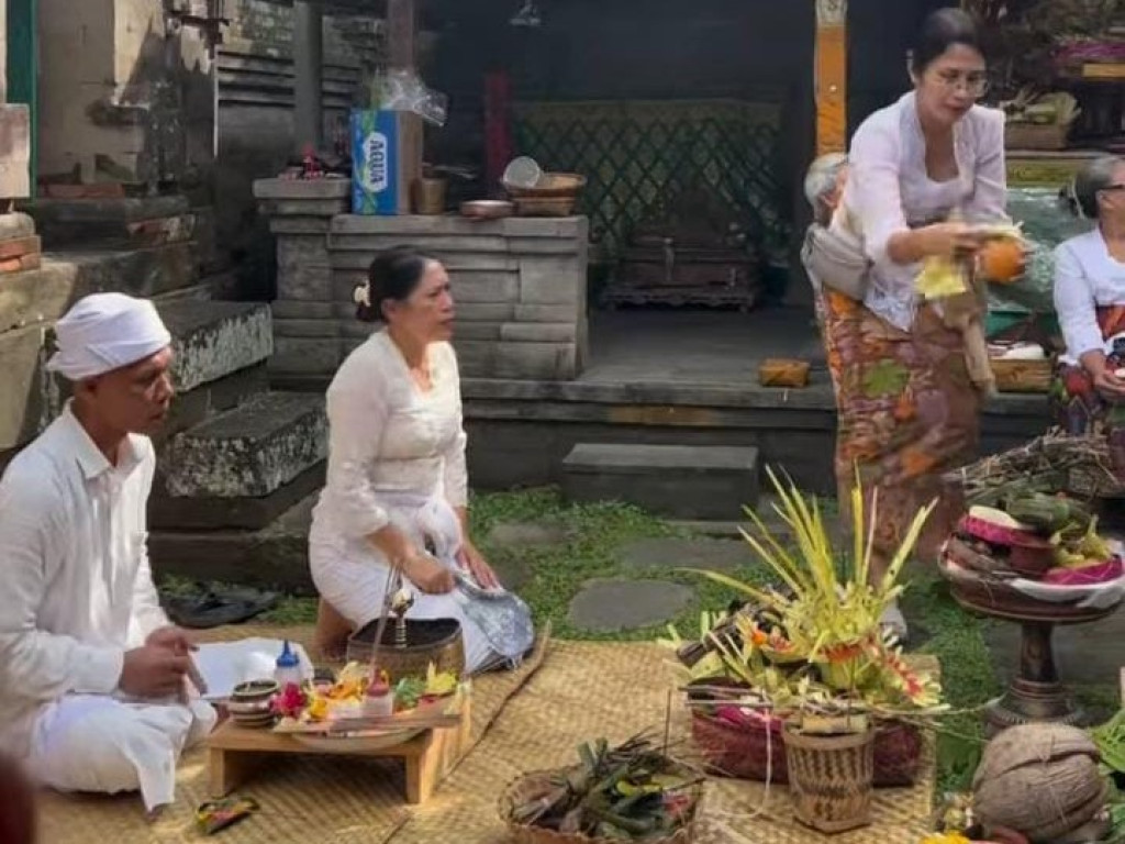 Upacara Piodalan Ring Pura Ratu Made Agung, Banjar Tegeh Dalung